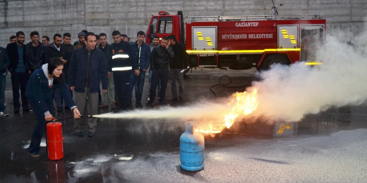 Öğrencilere uygulamalı yangına müdahale eğitimi verildi